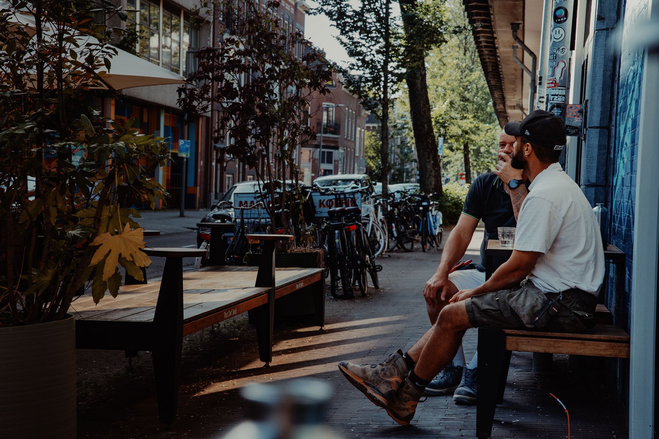 Freelancers aan tafel tijdens overleg