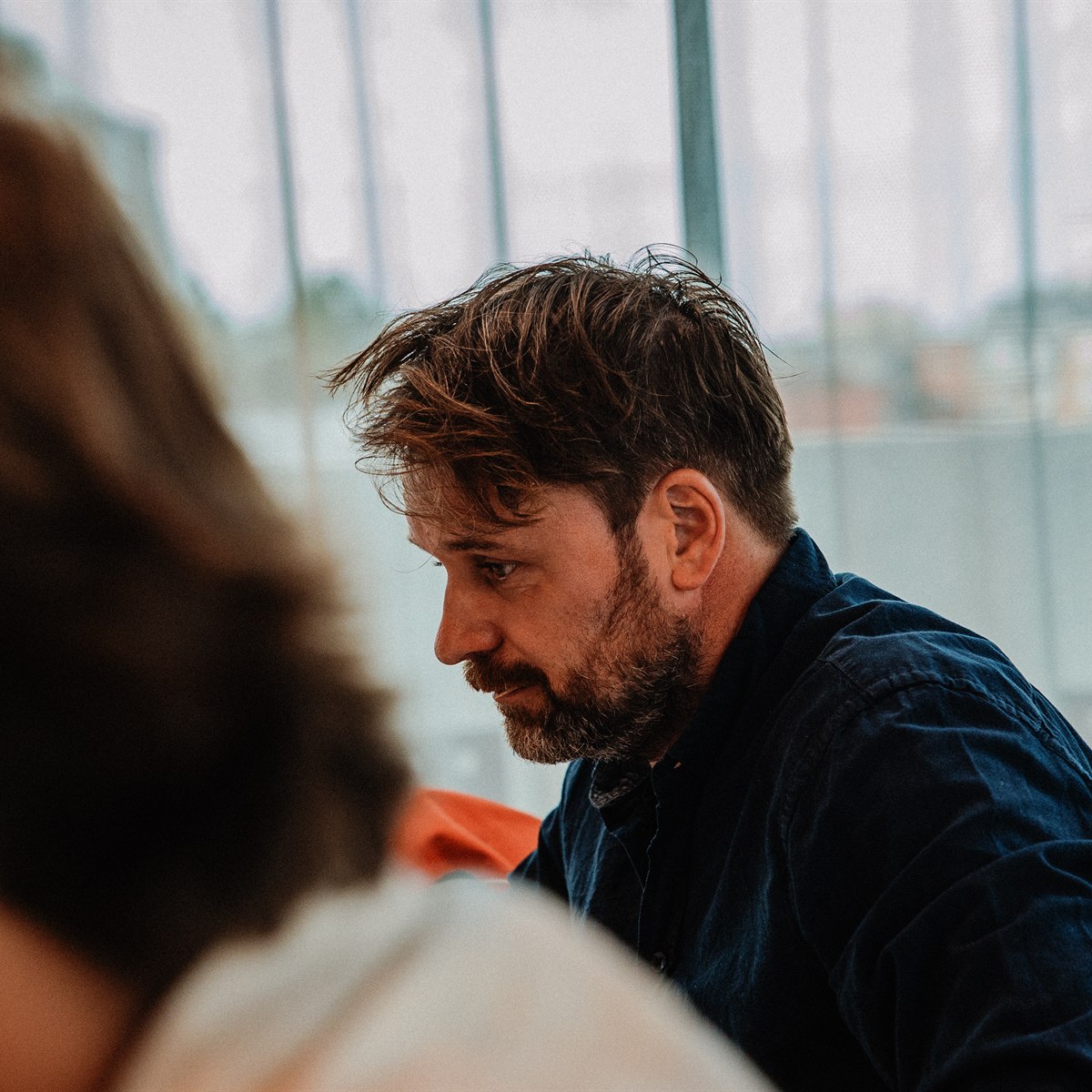 Freelancers in overleg aan tafel